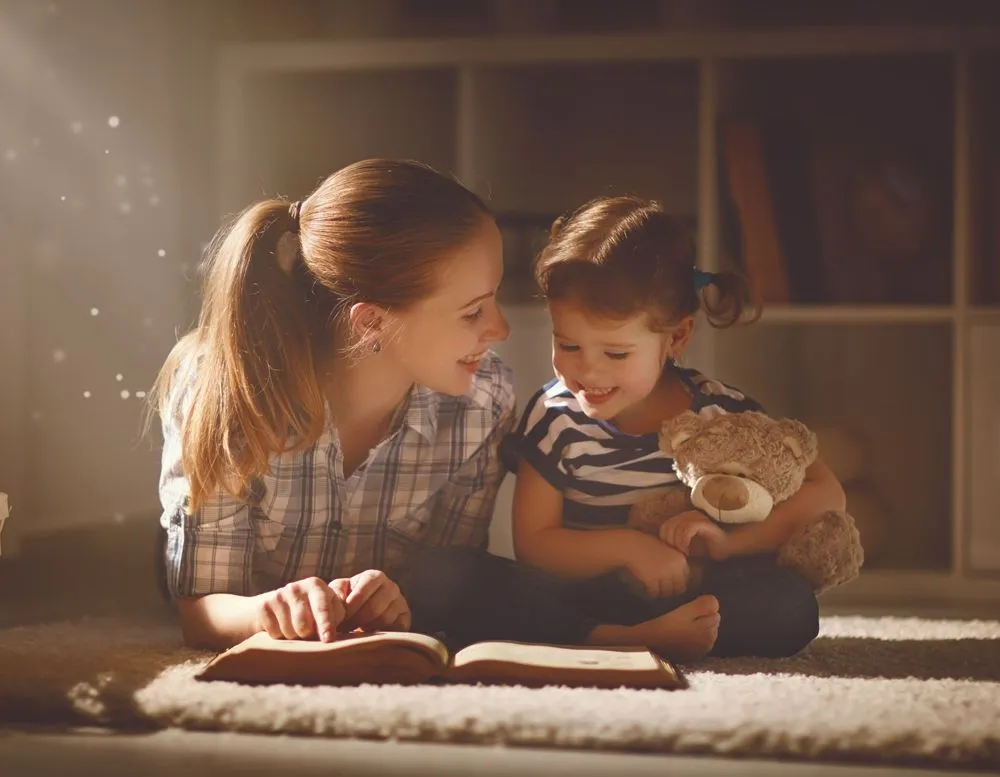 Psycholog dziecięcy we Wrocławiu prowadzący terapię z dzieckiem czytającym książkę